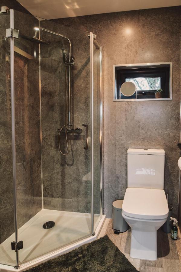 Luxury Glamping Cabin With Outdoor Bath On Cornish Flower Farm Truro Kültér fotó