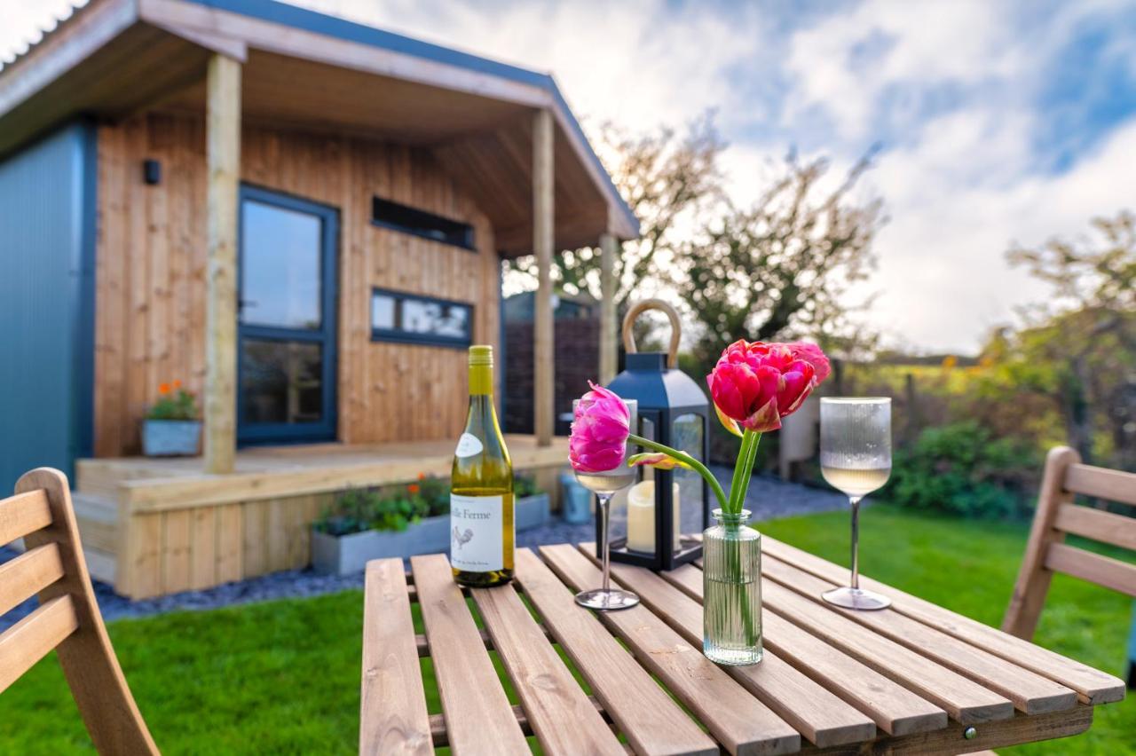 Luxury Glamping Cabin With Outdoor Bath On Cornish Flower Farm Truro Kültér fotó