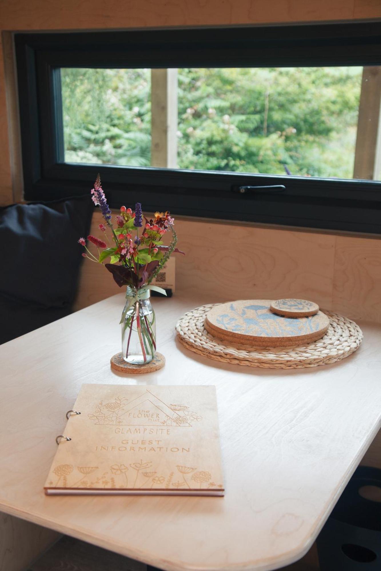 Luxury Glamping Cabin With Outdoor Bath On Cornish Flower Farm Truro Kültér fotó